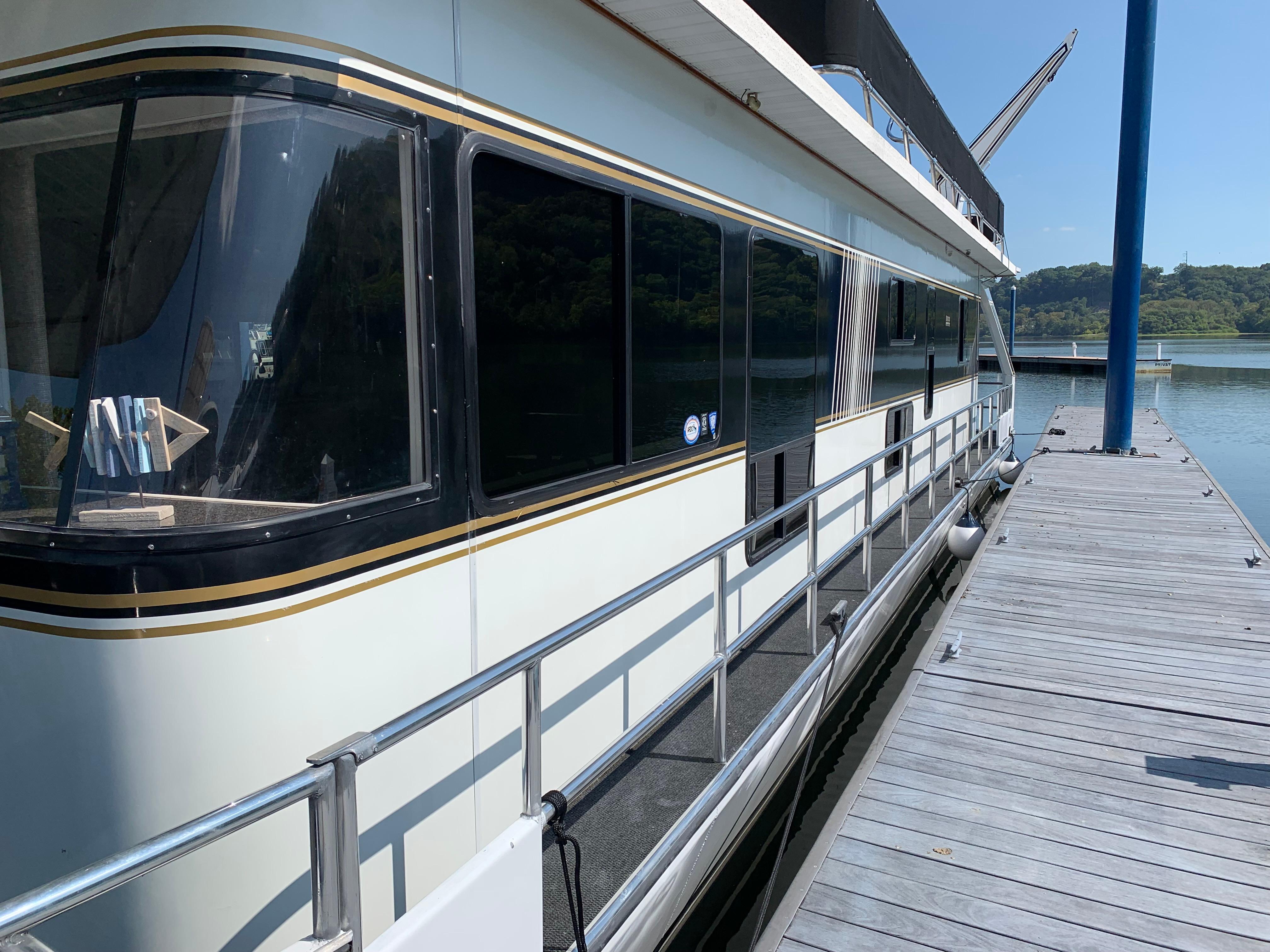 2004 Monticello 70 River Yacht