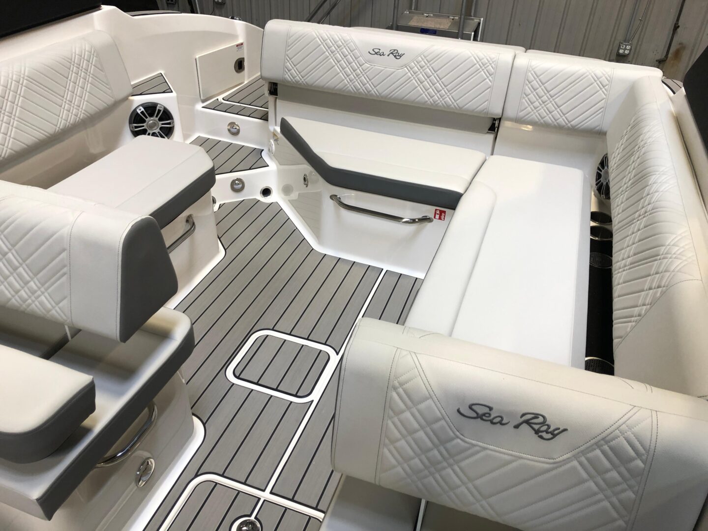 2025 Sea Ray SDX 270